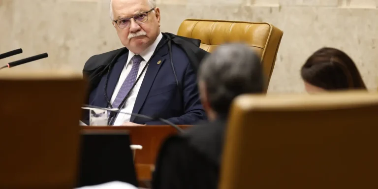 Fachin Suspende Julgamento Sobre André Mendonça no Caso Master Crédito: © Alejandro Zambrana/STF