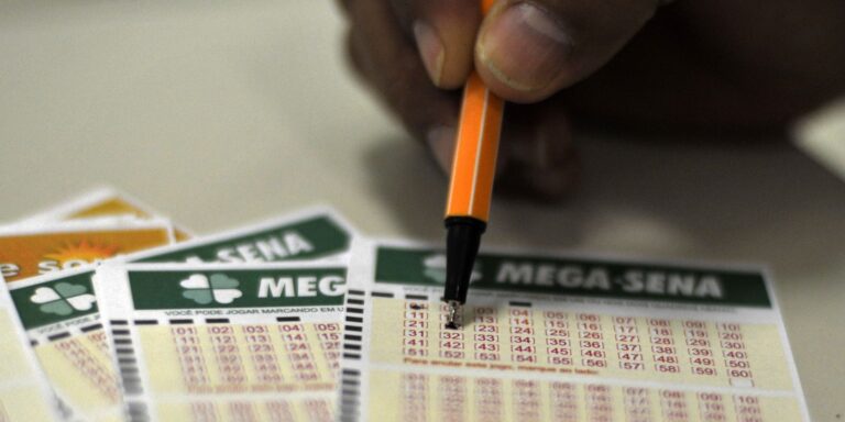 Mega-Sena: Prêmio de R$ 100 milhões em jogo nesta quinta-feira Crédito: © Marcello Casal Jr/Agência Brasi